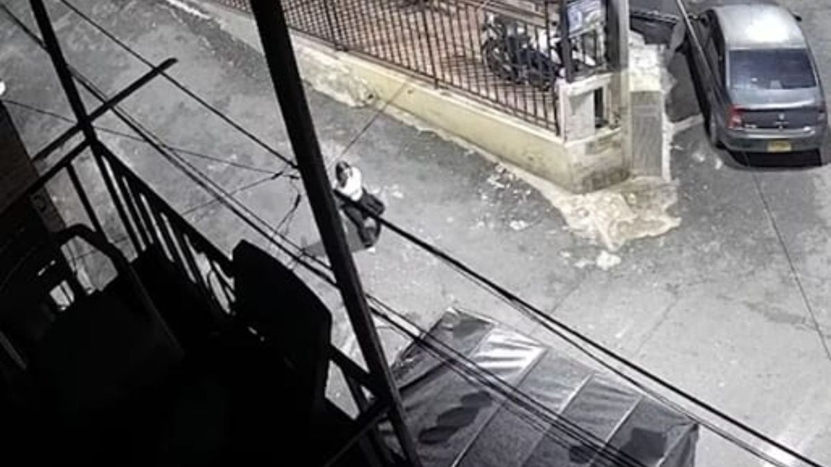 Pantallazo de video de mujer cuando ingresaba a la casa a prenderle fuego a su novio