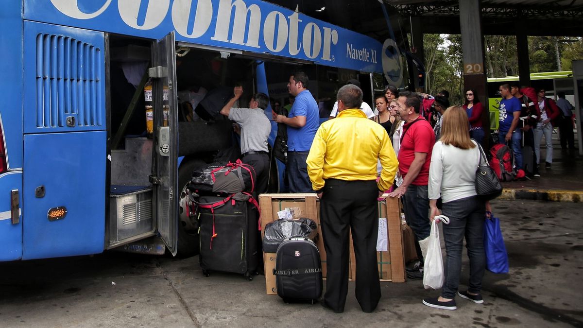 Viajeros subiendo sus maletas al bus