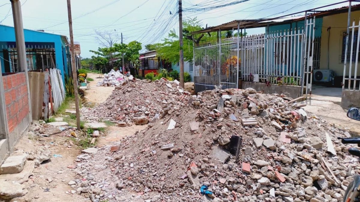 Denuncian aparición de grandes toneladas de escombros en varias calles de Olaya Herrera en Cartagena