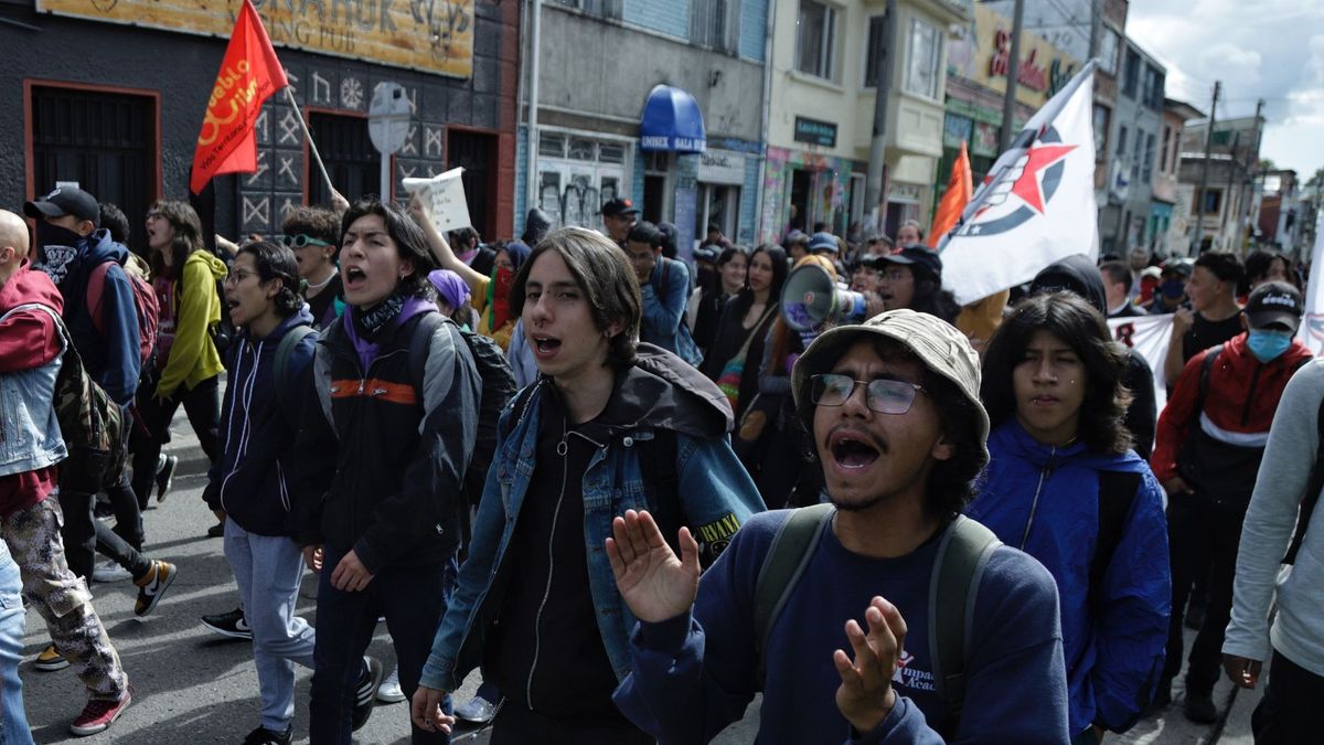 Ciudadanos movilizándose en Bogotá