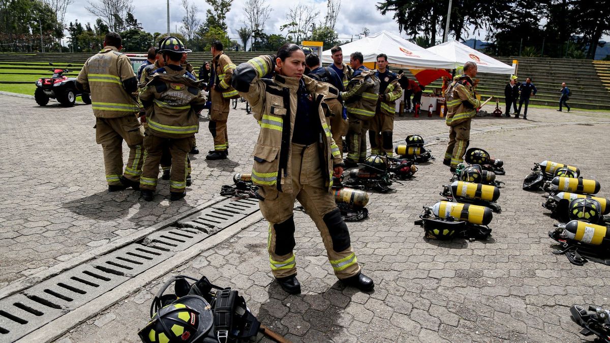 Bomberos poniéndose el uniforme