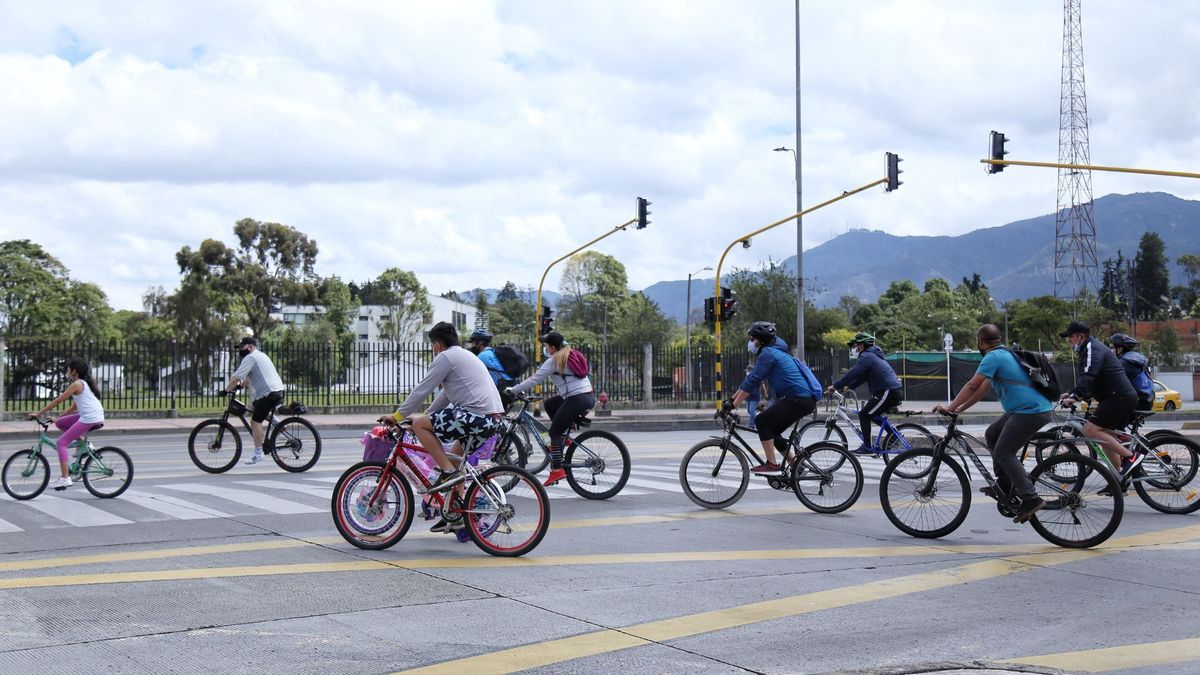 Personas montando bicicleta en la ciclovía