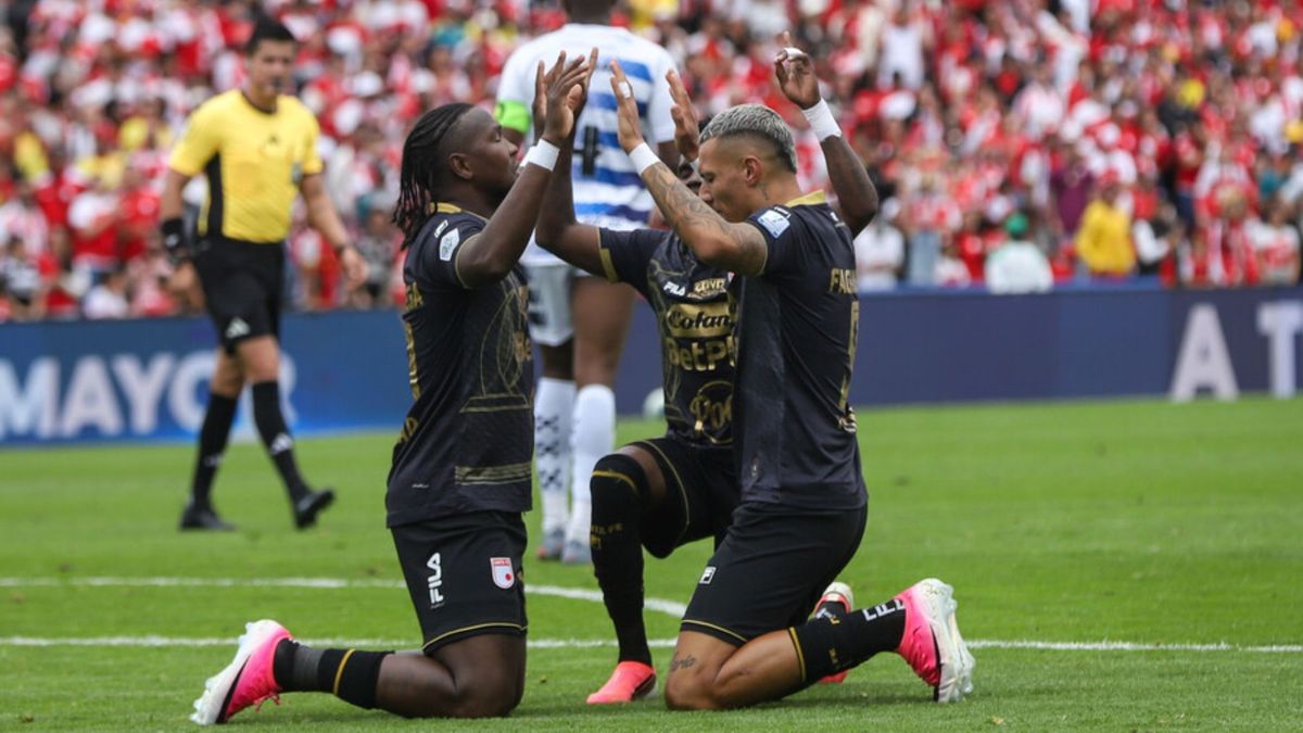 Jugadores de Santa Fe celebrando el gol