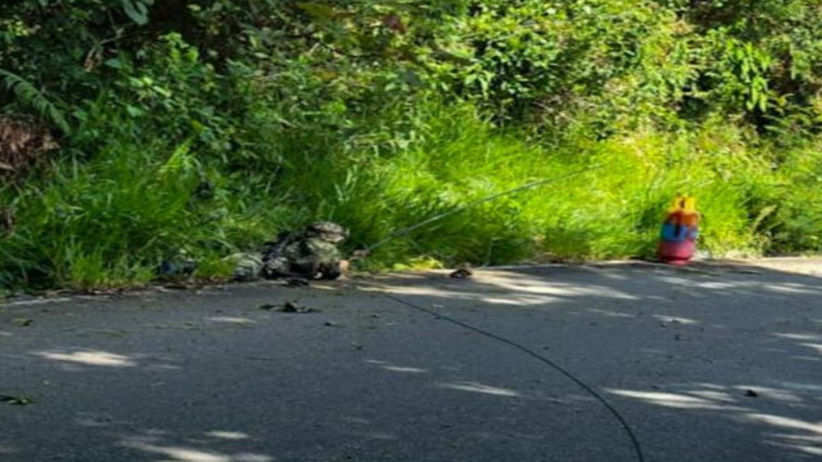 Soldado desactivando un explosivo en Ituango, Antioquia