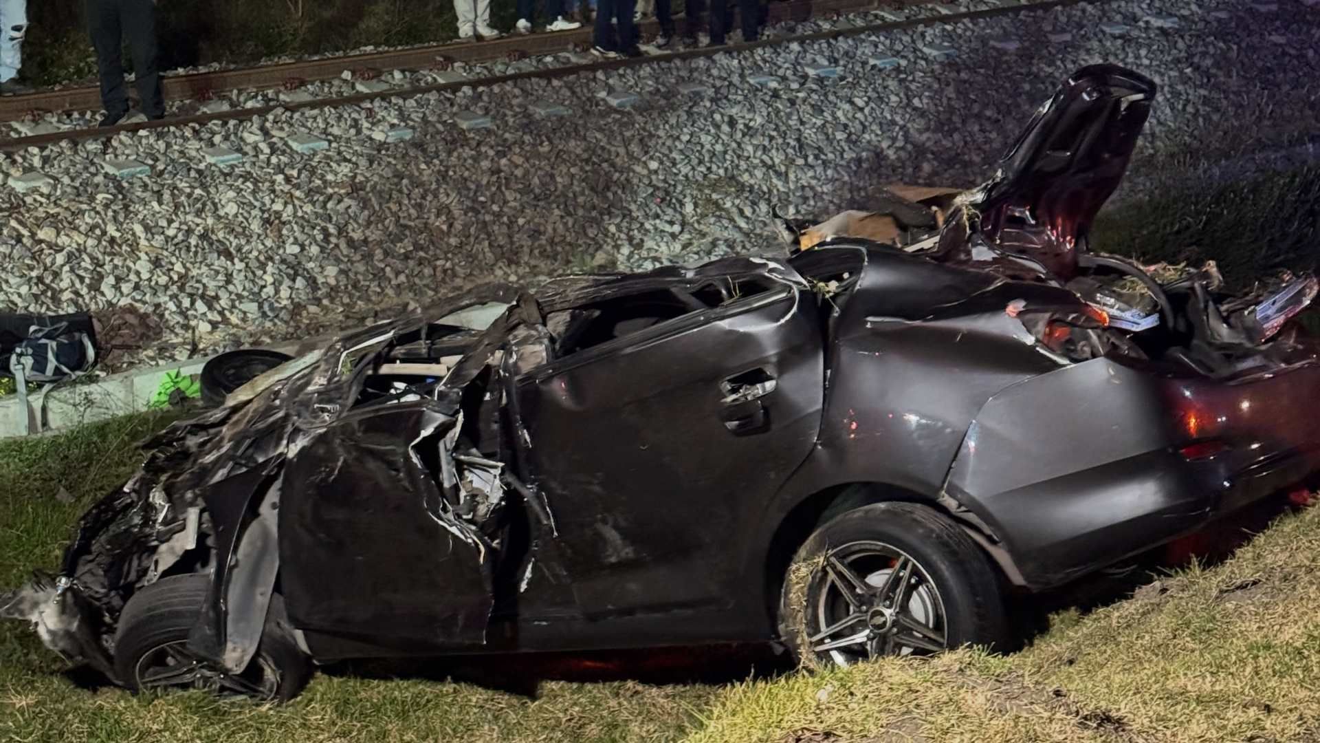 Carro destruido por siniestro en la vía Duitama - Paipa.
