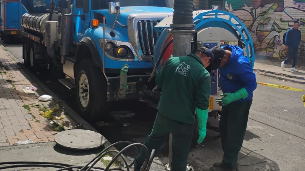 Personal del acueducto trabajando en reparación