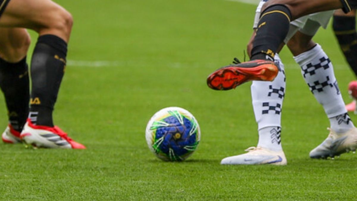 Jugadores disputando una pelota