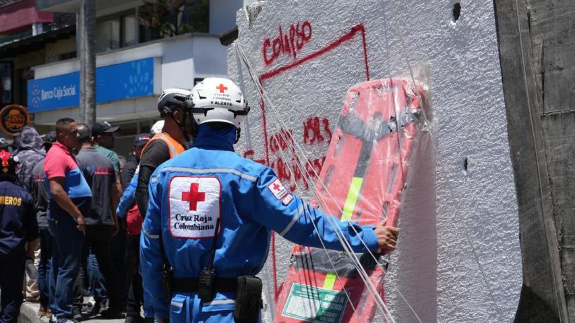 Una joven de 18 años fue rescatada con vida luego del sismo en Colombia