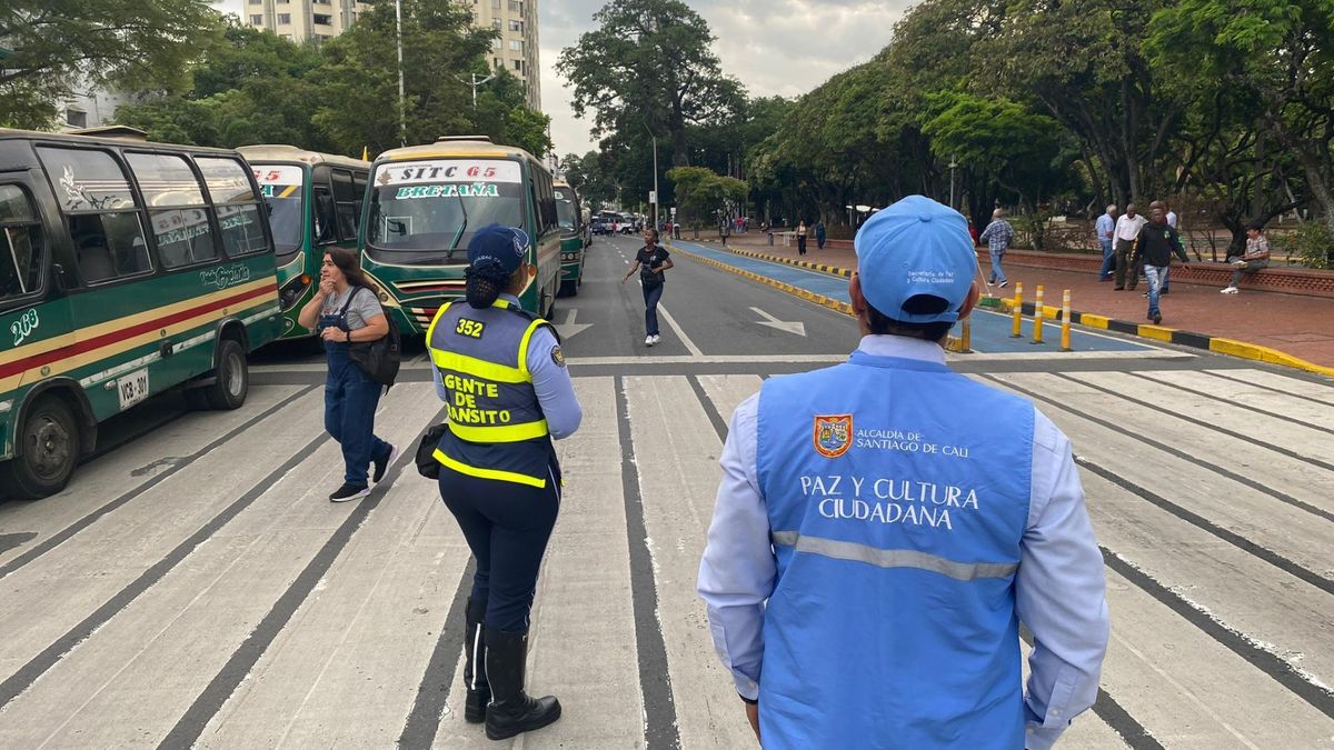Policía de tránsito de Cali en puesto de control