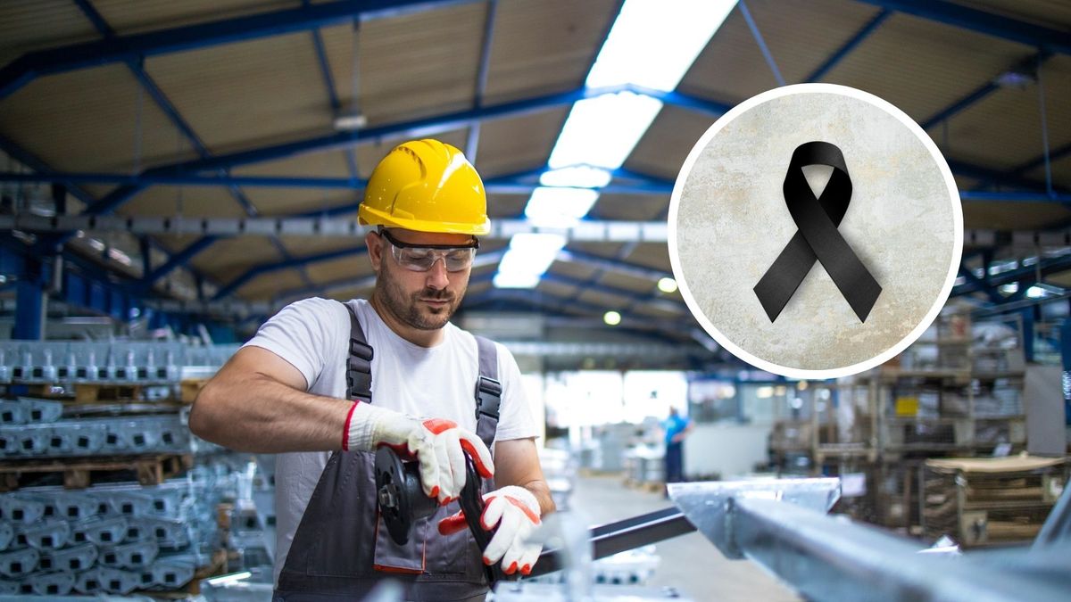 Trabajador de fábrica y listón de luto