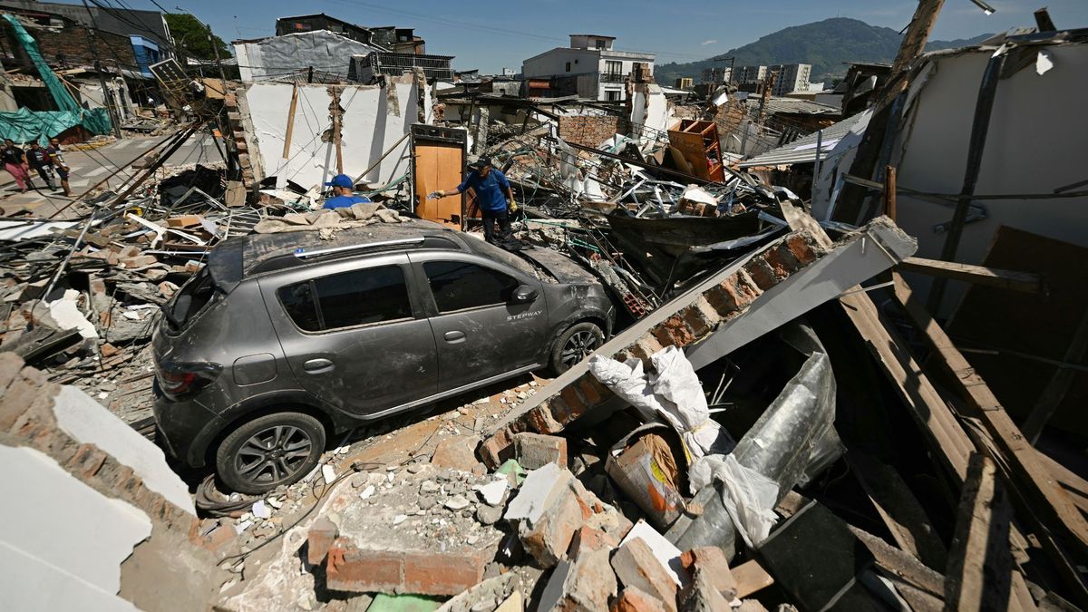 Carro en medio de escombros por terremoto