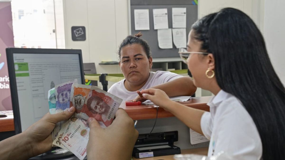 Beneficiaria de subsidio y billetes colombianos