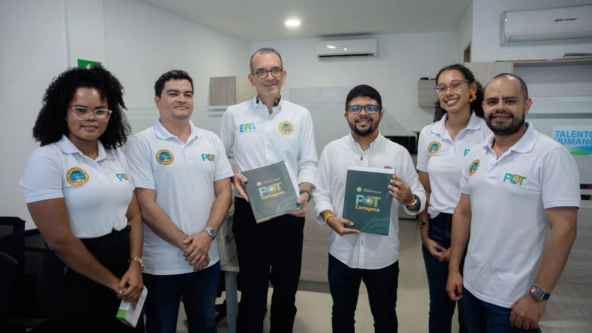 Secretario de planeación, Emilio Molina; Director del EPA, Mauricio Rodrigues; Grupo de trabajo POT