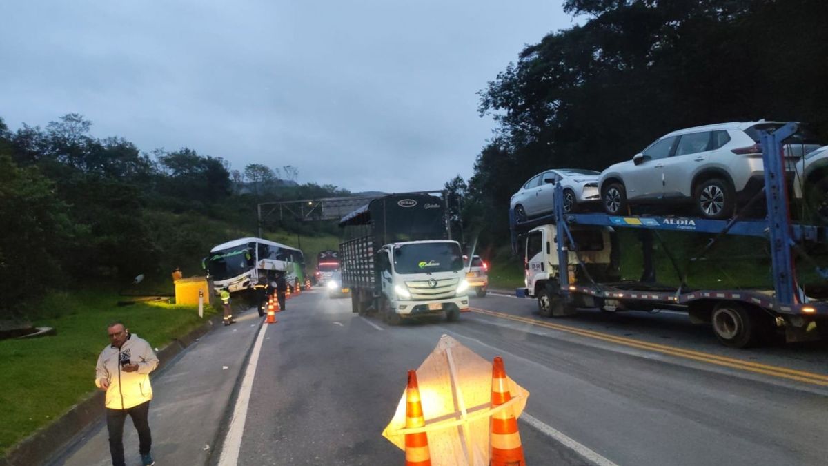Bus volcado en la vía Villavicencio Bogotá