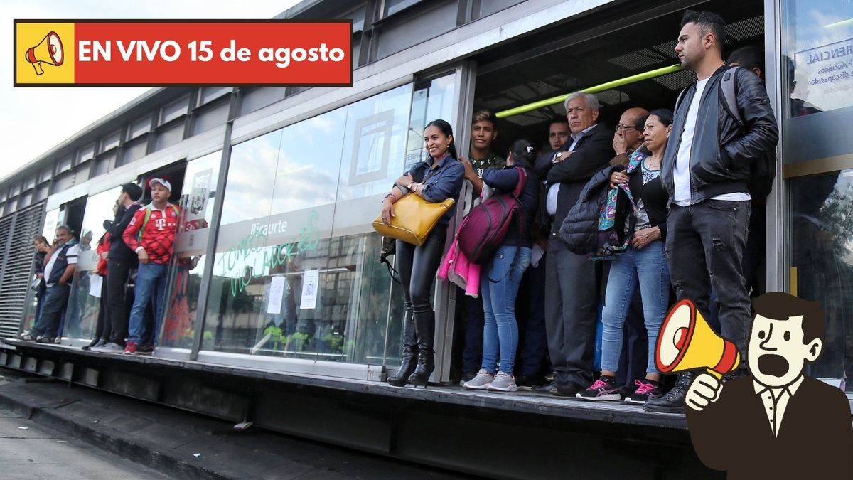 Personas esperando buses en una estación de Transmilenio (imagen de referencia)