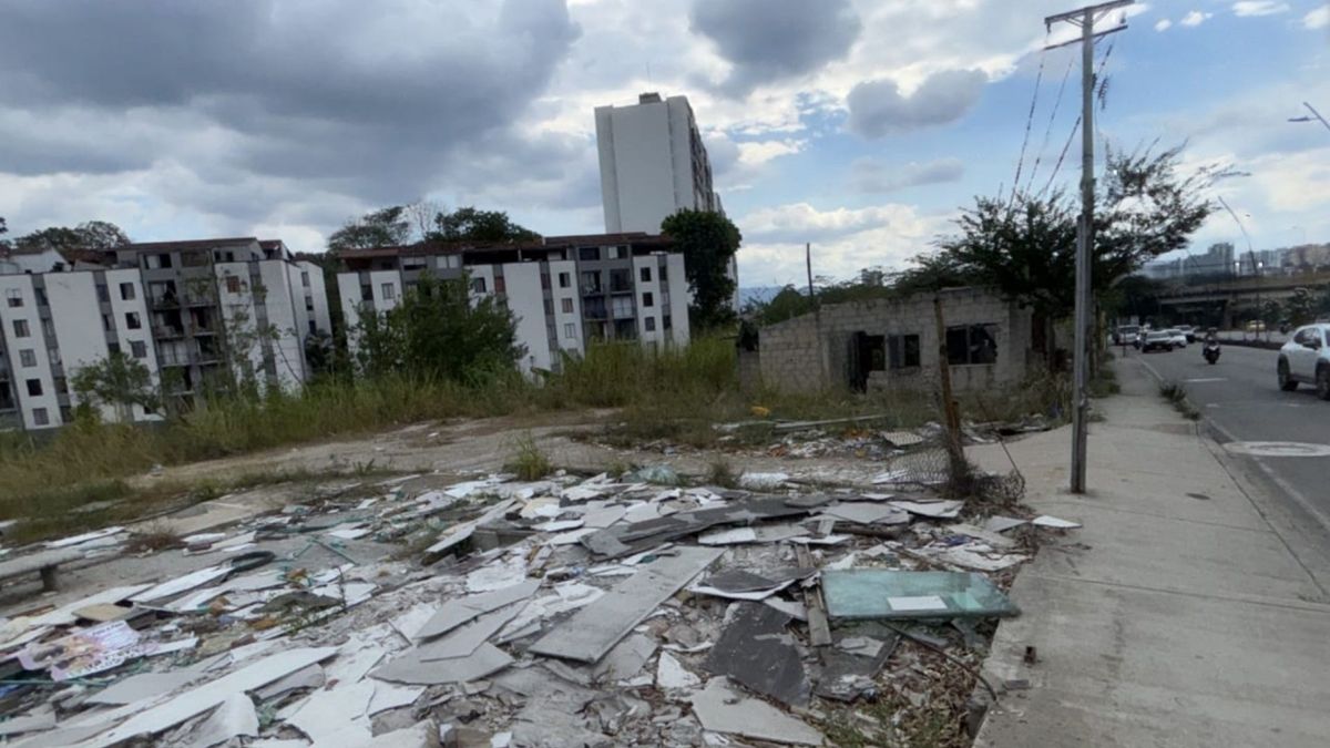 Inconcluso Portal de Metrolínea en Floridablanca