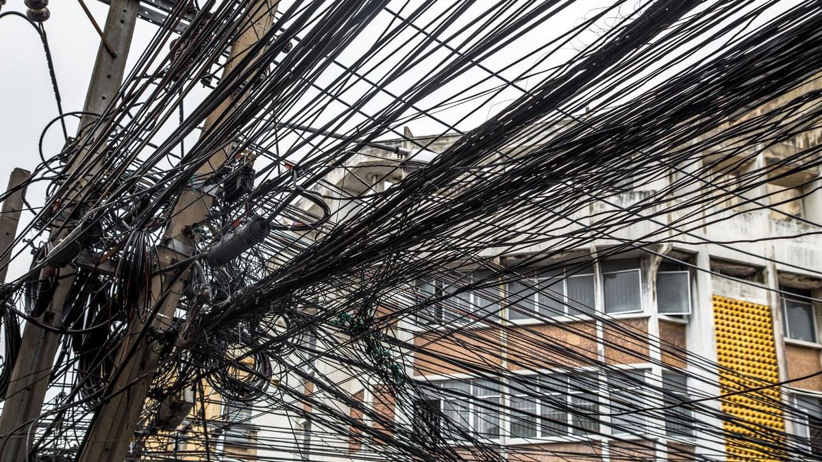 Cables enredados en postes de luz