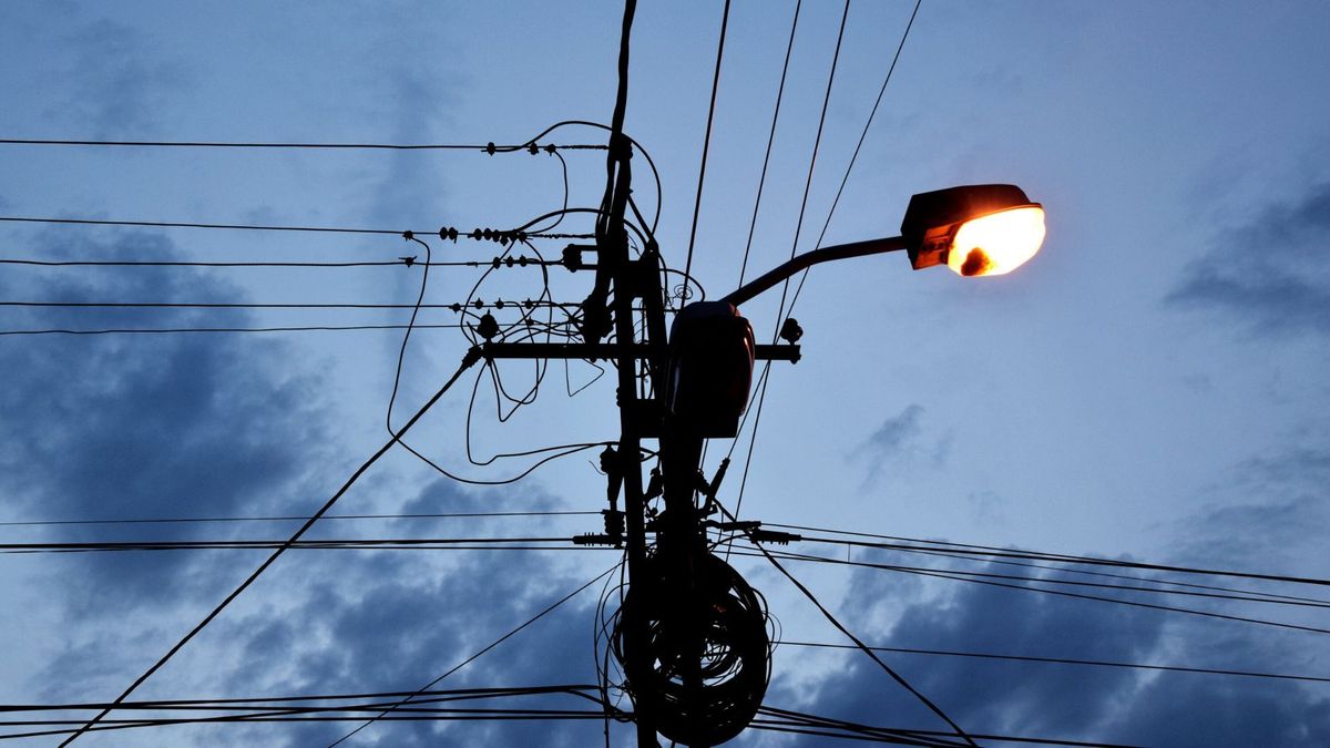 Poste de luz y redes de energía