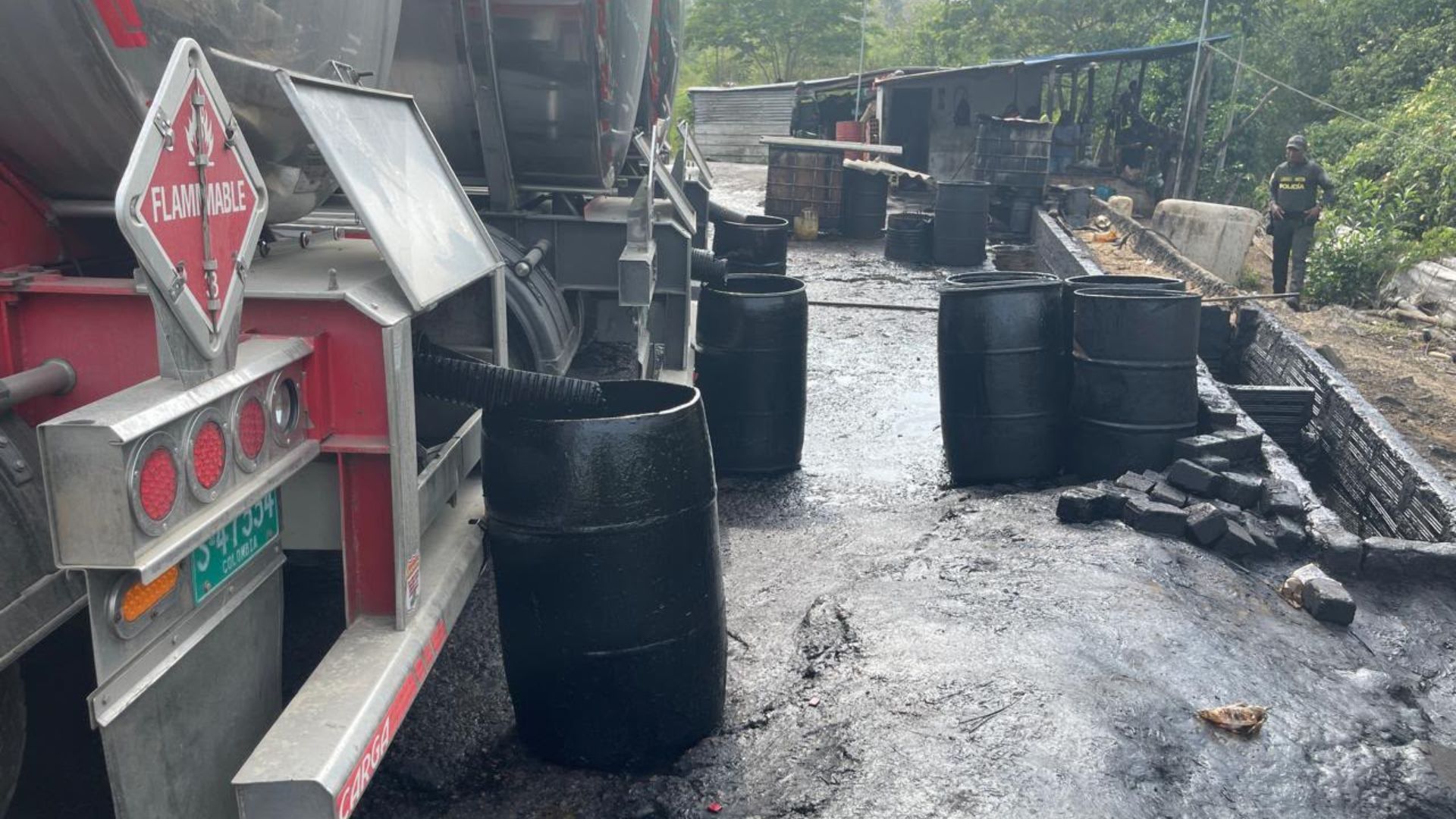 Camiones cisternas con liquido contaminante