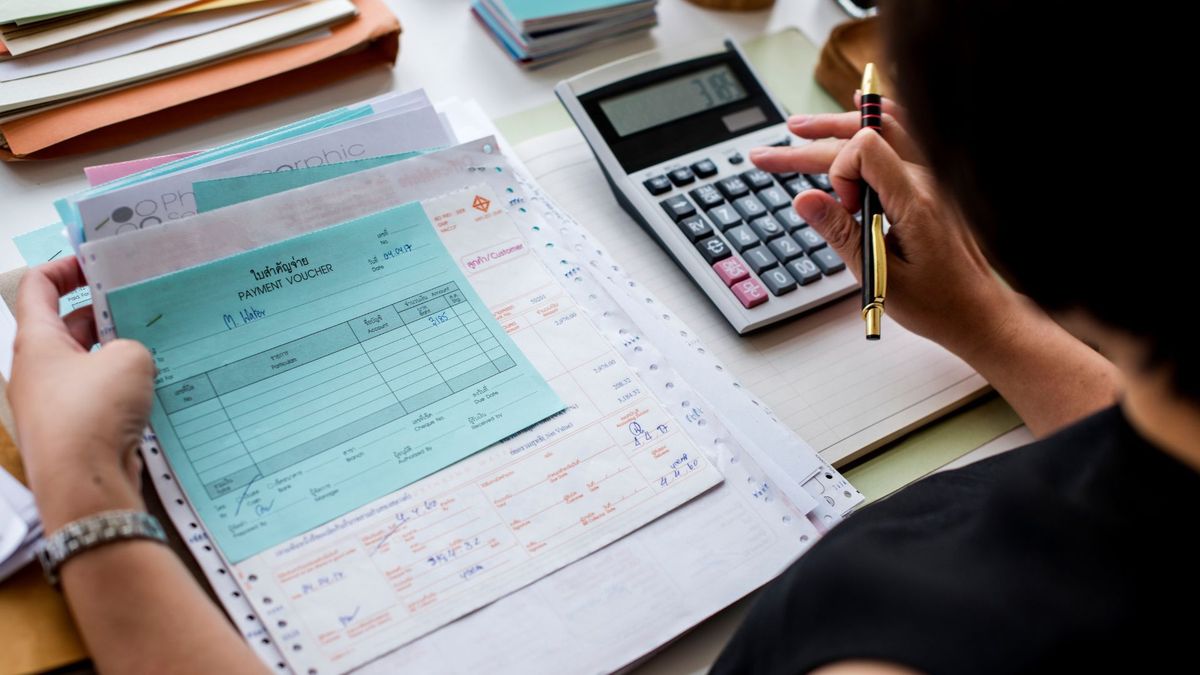 Persona sacando cuentas con calculadora