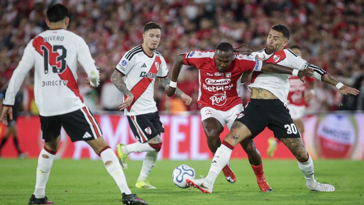 Hugo Rodallega jugando contra Santa Fe