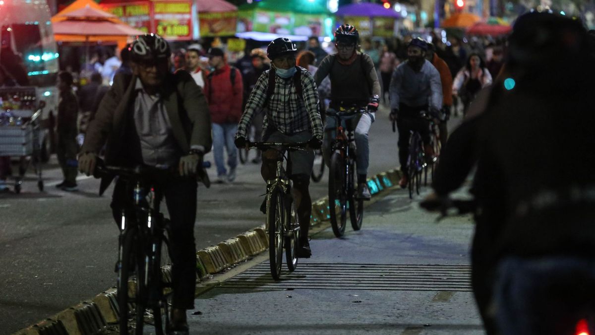 Ciudadanos montando bicicleta de noche