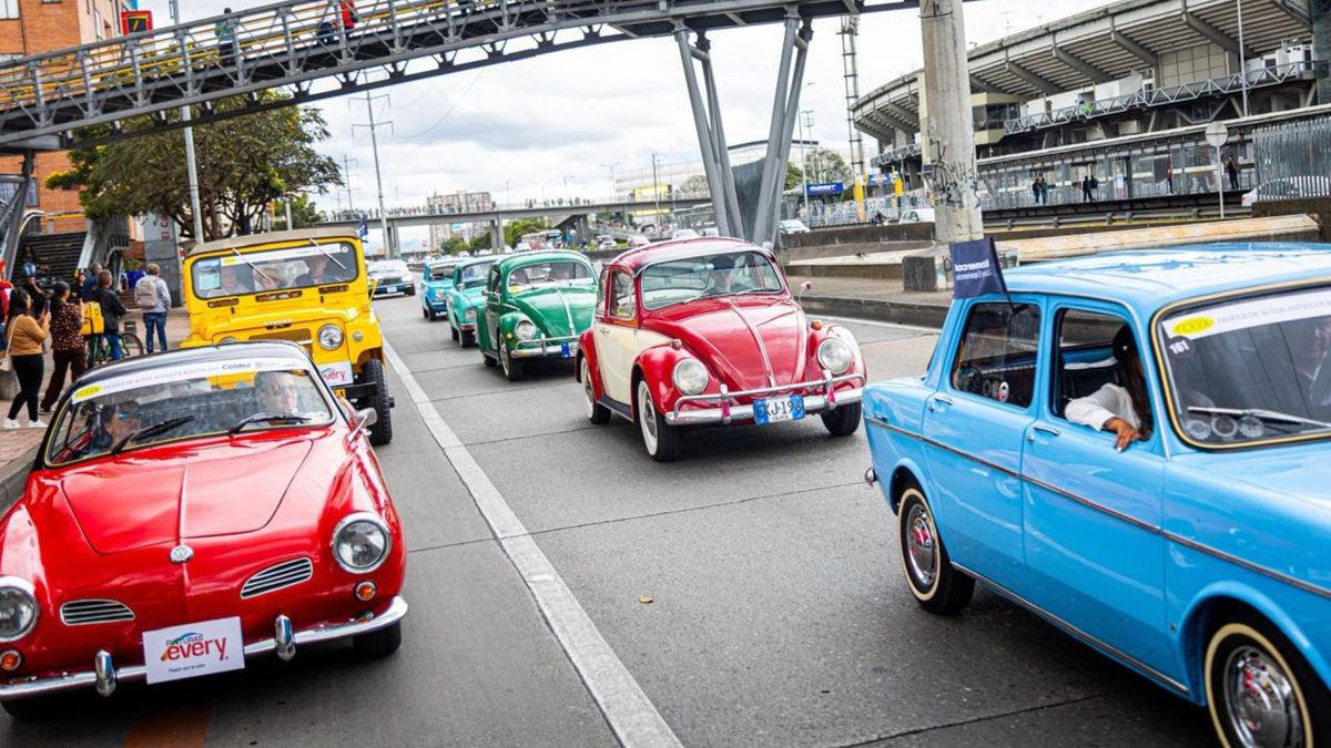 Carros antiguos en las vías de Bogotá