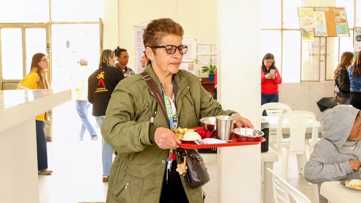 Adulta mayor con almuerzo en comedor comunitario