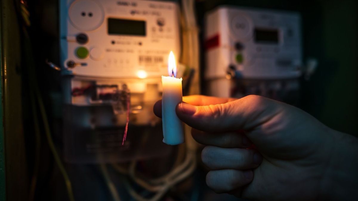 Tablero eléctrico alumbrado con vela