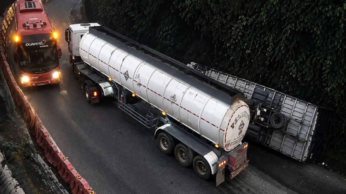 Volcamiento de camión en la Vía al Llano genera paso alterno