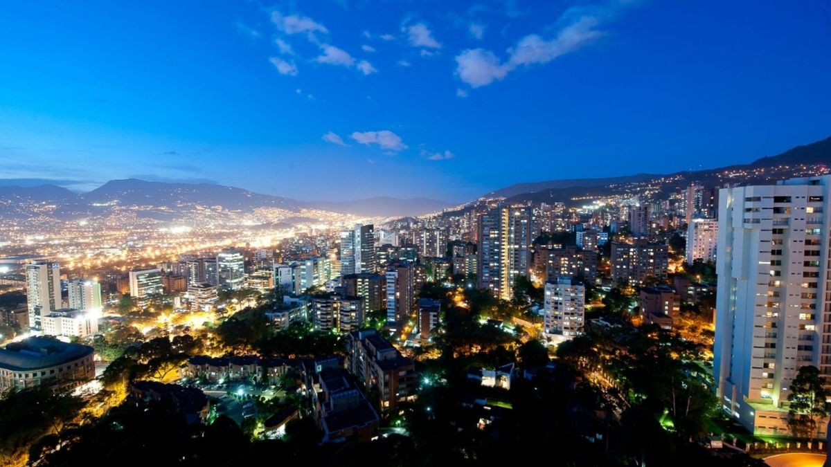 Panorámica de Medellín de noche