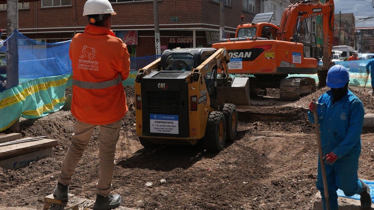 Maquinaria trabajando en obra de acueducto