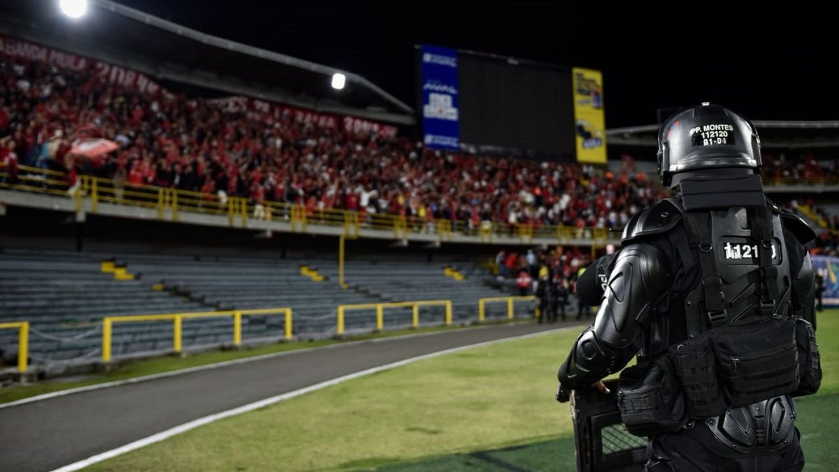 Desmanes Santa Fe-América en El Campín