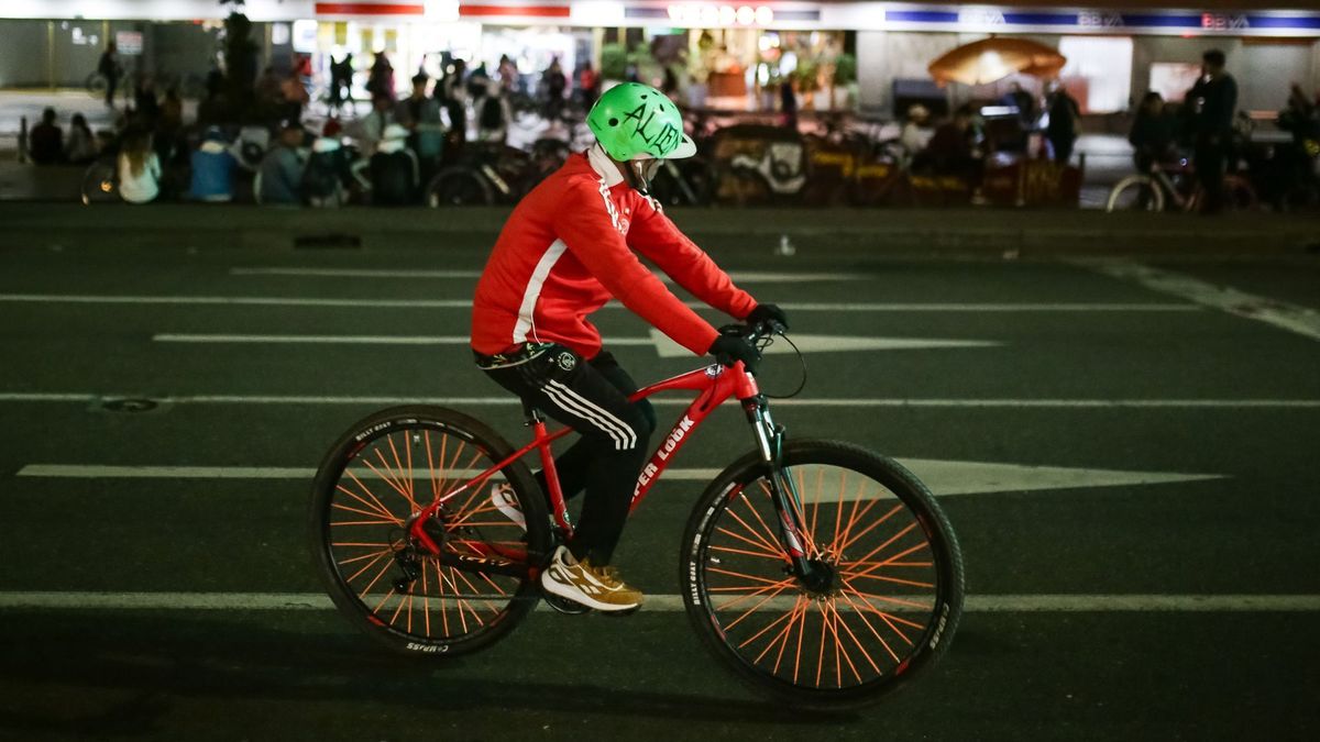 Hombre montando en bicicleta de noche