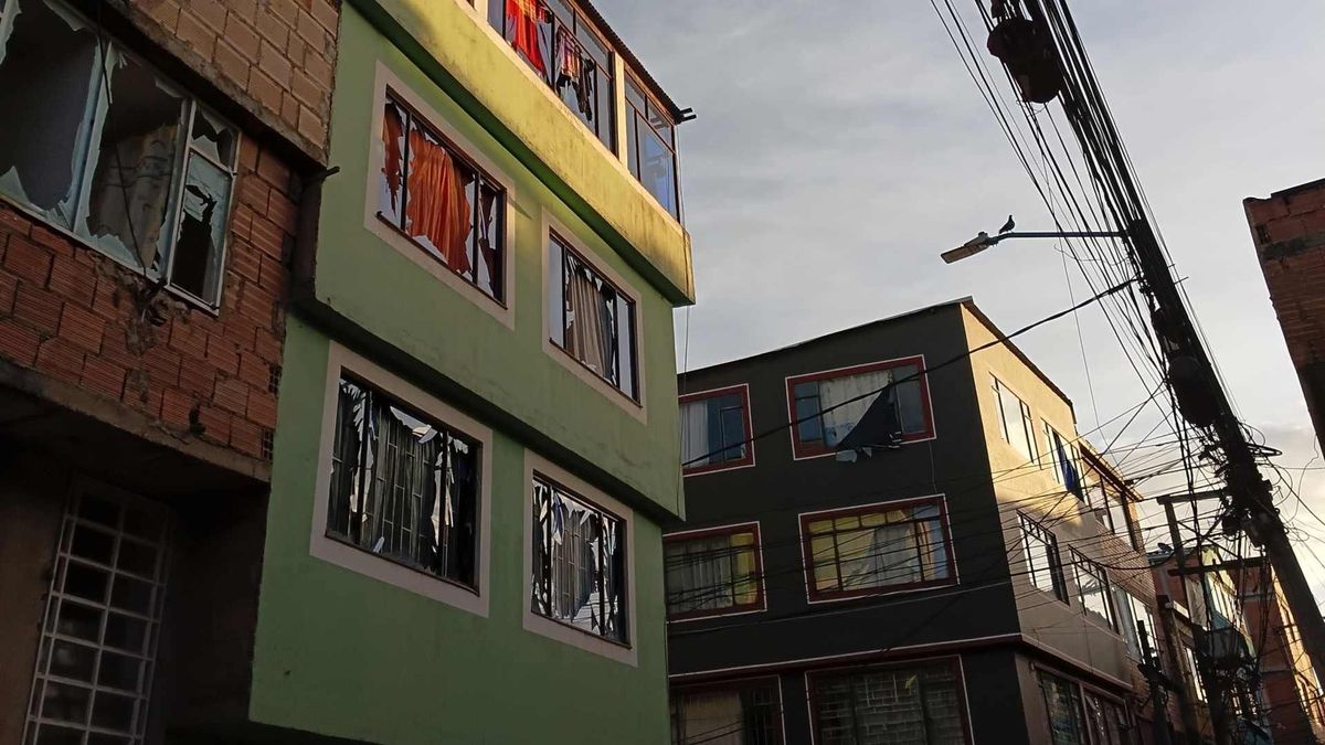 Los daños por explosión en el barrio El Amparo, en Bogotá.