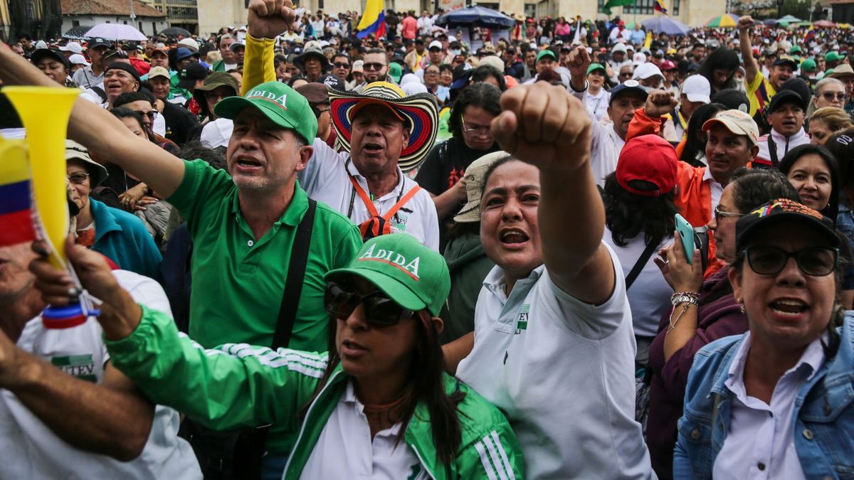 Personas manifestándose en Bogotá