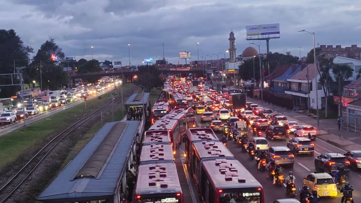 Caos en TransMilenio trancón en NQS, Caracas, 26 y 80