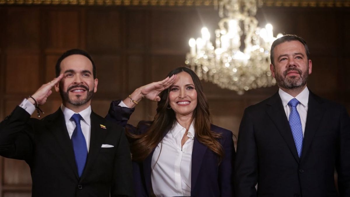 El presidente Abelardo de la Espriella, Clara Sandoval (gerente designada para Bogotá) y el alcalde Carlos Fernando Galán.