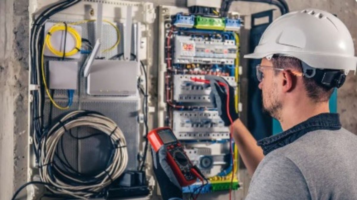Trabajador redes eléctricas