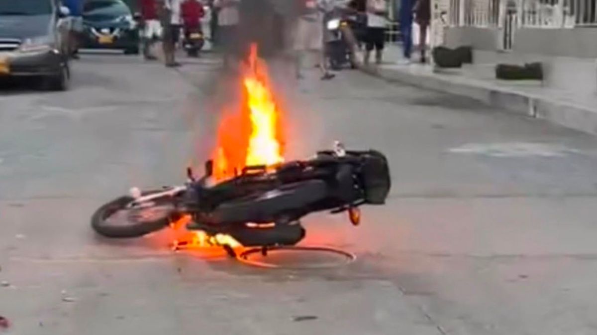 Queman moto de atracador en Barranquilla