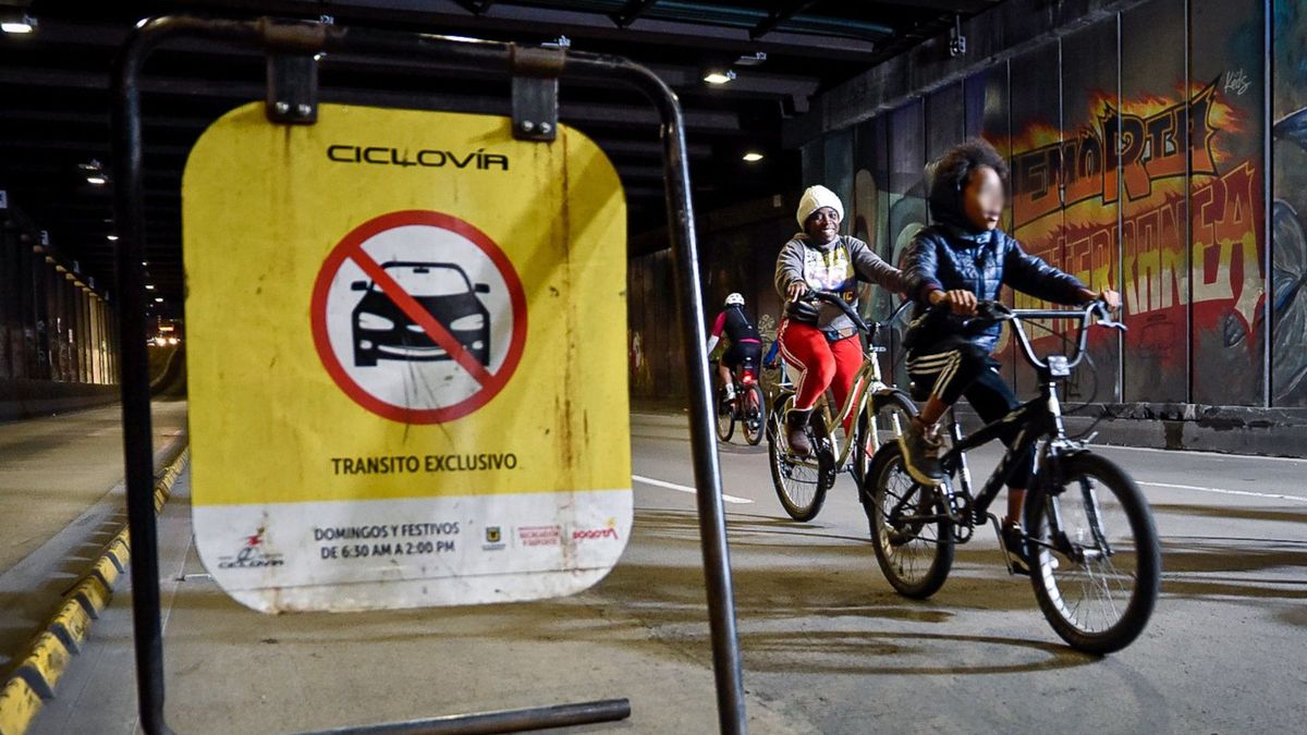 Cierre vial y personas montando en bicicleta