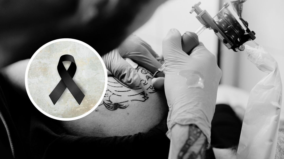 Tatuador haciendo un tatuaje y cinta de luto
