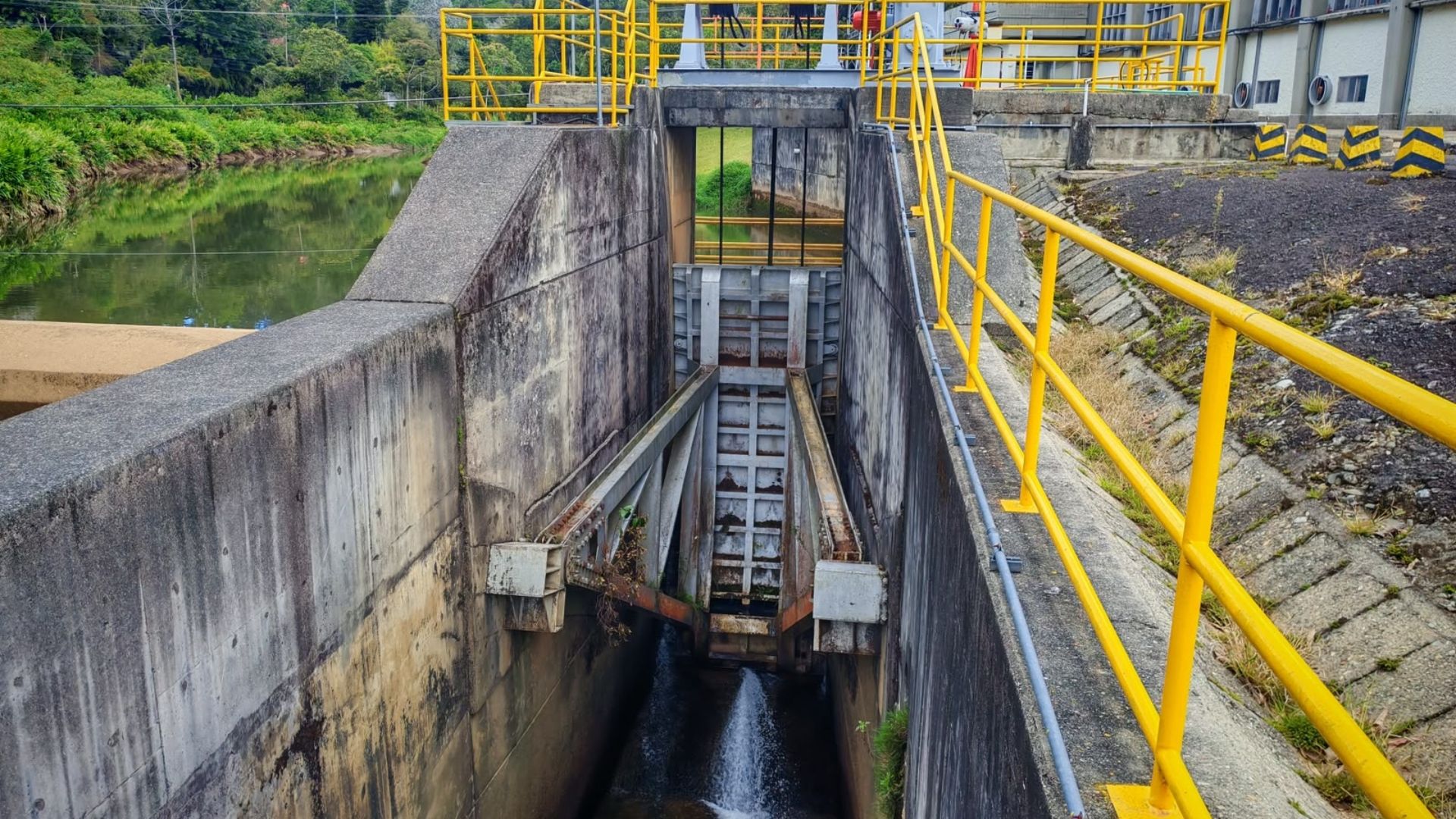 Embalse de piedras blancas en Medellín