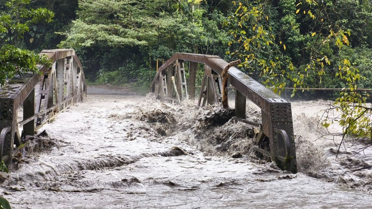 Puente Ocal en Guayabetal, afectado por el aumento del nivel del río.