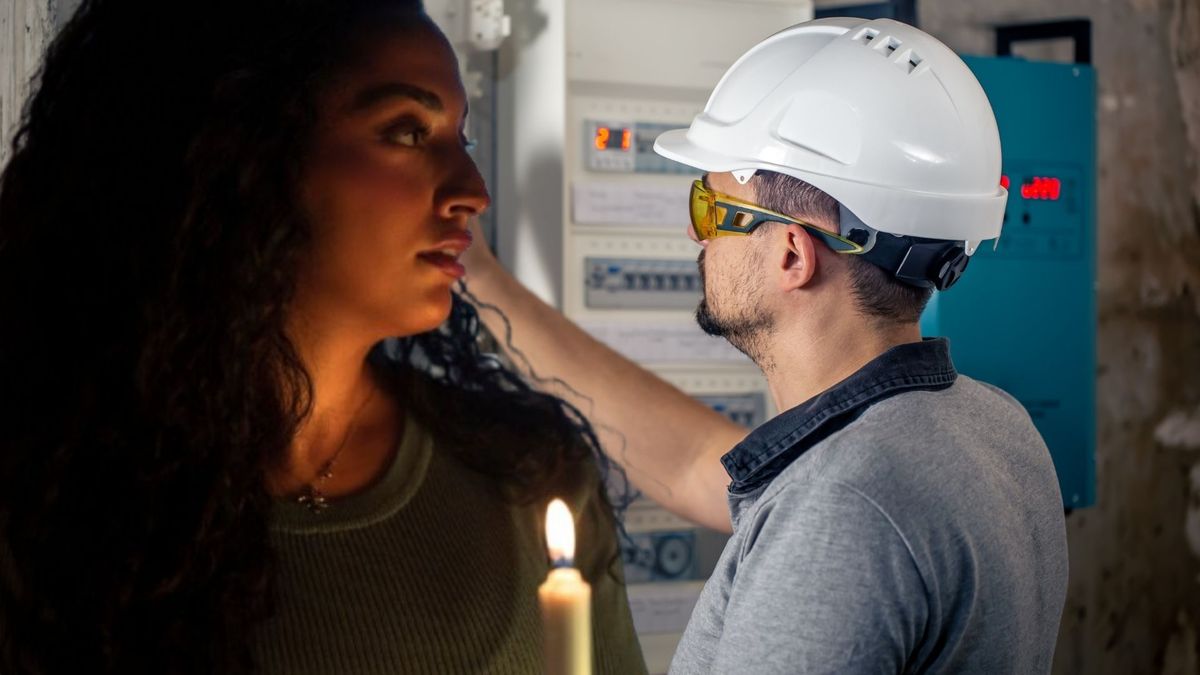 Técnico - mujer con una vela