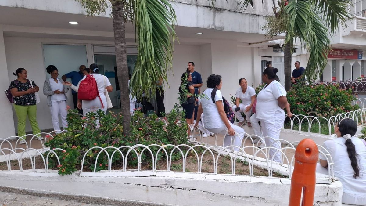 Trabajadores reunidos en el Nuevo Hospital de Bocagrande
