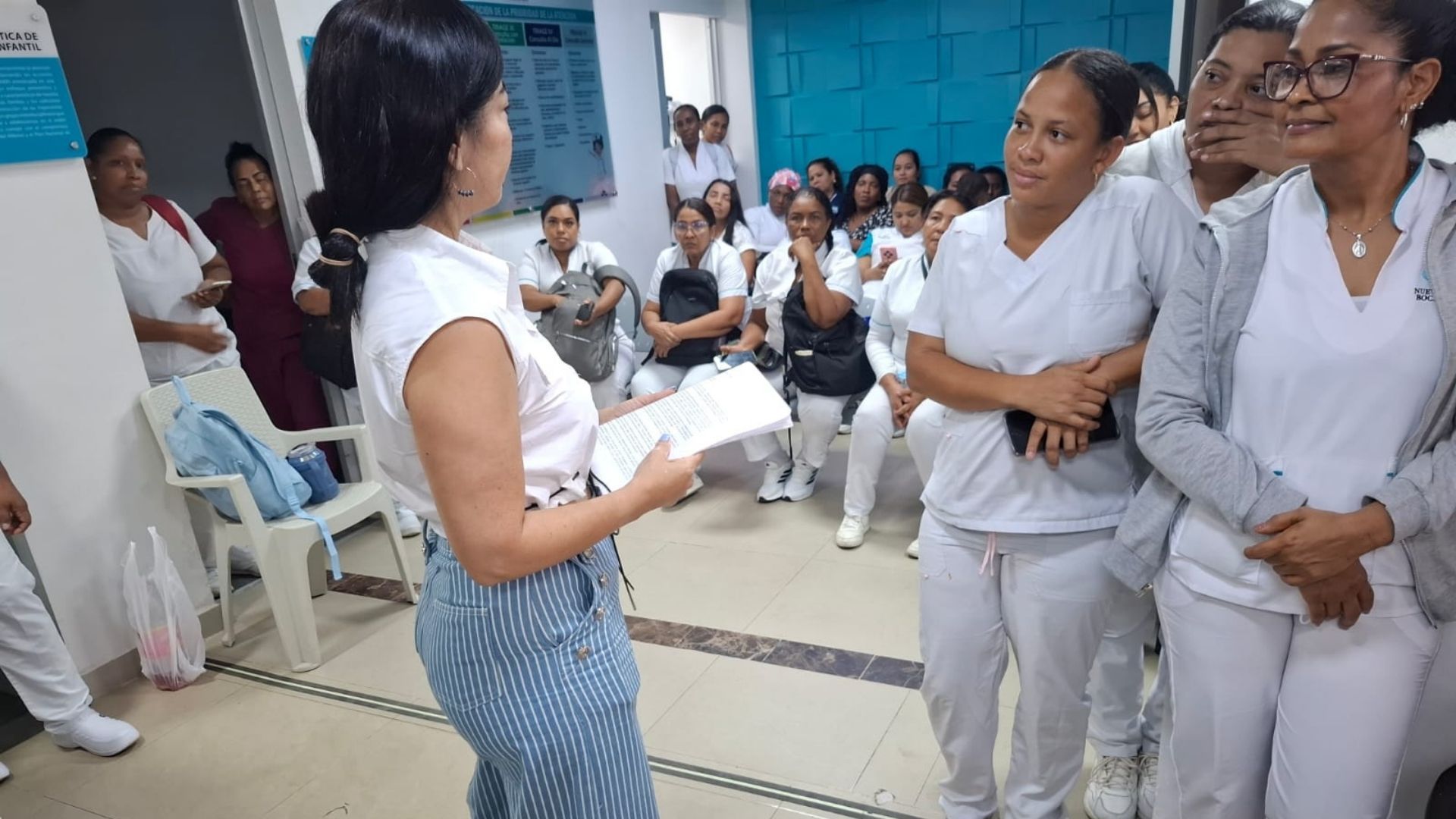 Trabajadores reunidos dentro de el Nuevo Hospital de Bocagrande