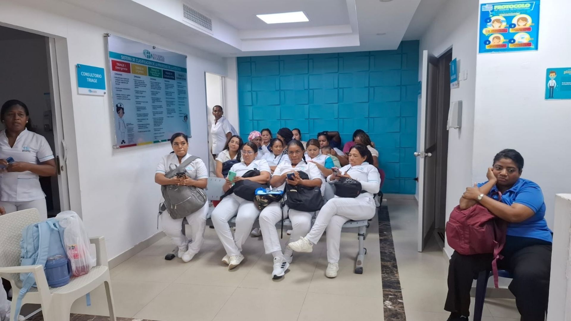 Trabajadores del Nuevo Hospital de Bocagrande reunidos dentro del mismo