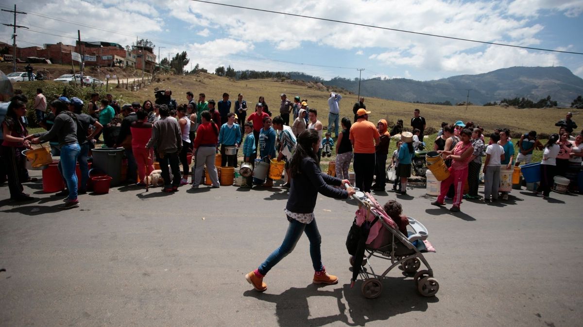 Ciudadanos recogiendo agua en baldes
