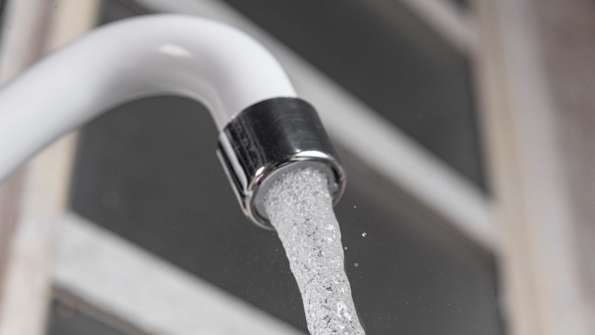 Llave del agua abierta